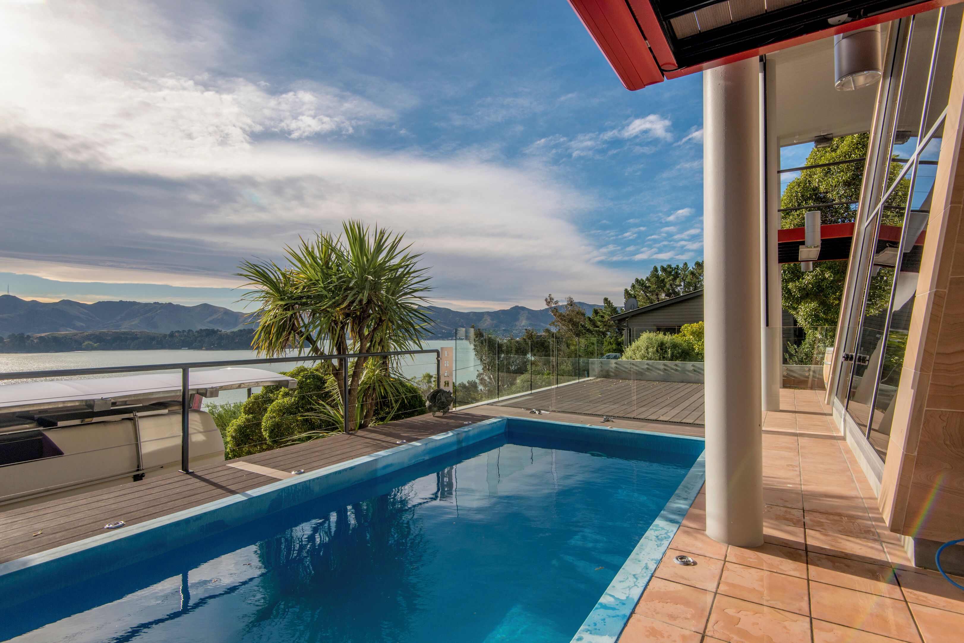 Ein Pool mit Blick auf Berge und ein Gewässer.