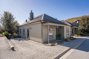 Exterior - Gold Rush Chalet - Cardrona Holiday Home (Cardrona)