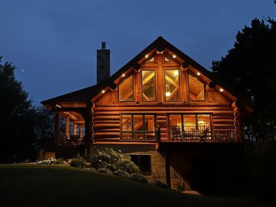 Beautiful 5 bdrm lakefront log cabin - under 1hr from Mpls!