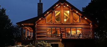 Beautiful 5 bdrm lakefront log cabin - under 1hr from Mpls!