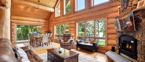 Smart-tv, een open haard en boeken