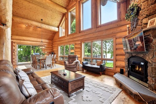 Beautiful 5 bdrm lakefront log cabin - under 1hr from Mpls!