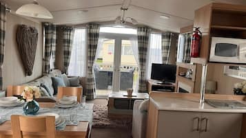 Chalet, Multiple Beds | Private kitchen | Fridge, microwave, oven, stovetop