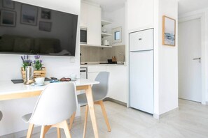 Fridge, microwave, dishwasher, coffee/tea maker