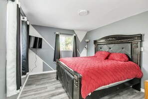 3 bedrooms, WiFi, bed sheets - Cozy Retreat in Cincinnati by RedAwning (Cincinnati)