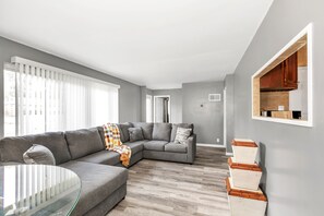 TV - Cozy Retreat in Cincinnati by RedAwning (Cincinnati)