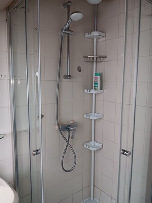 Ducha, toallas, jabón y champú