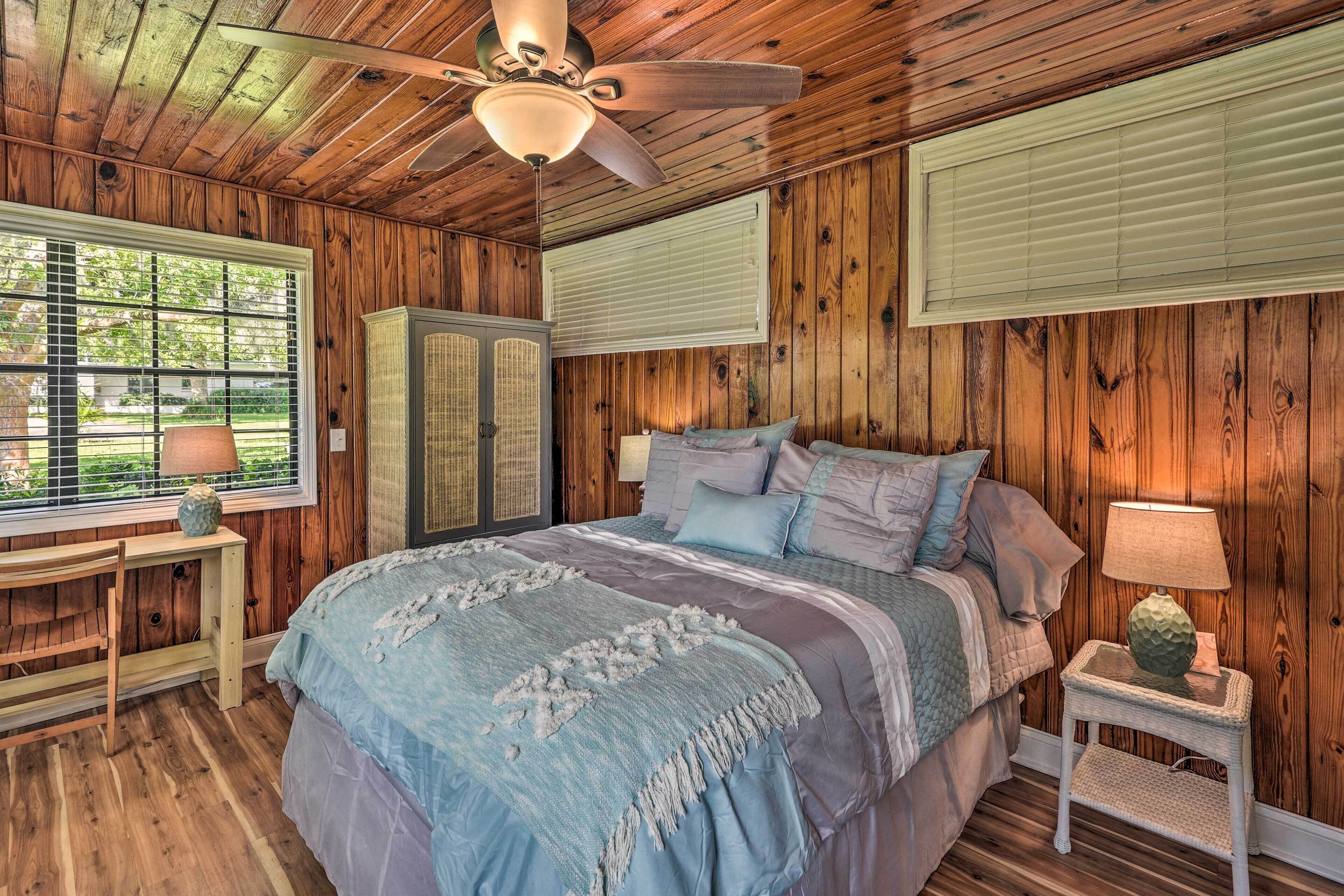 COZY RETREAT BY THE RIVER! 5 MINUTES TO DOWNTOWN DAYTONA W/OUT THE NOISE!  