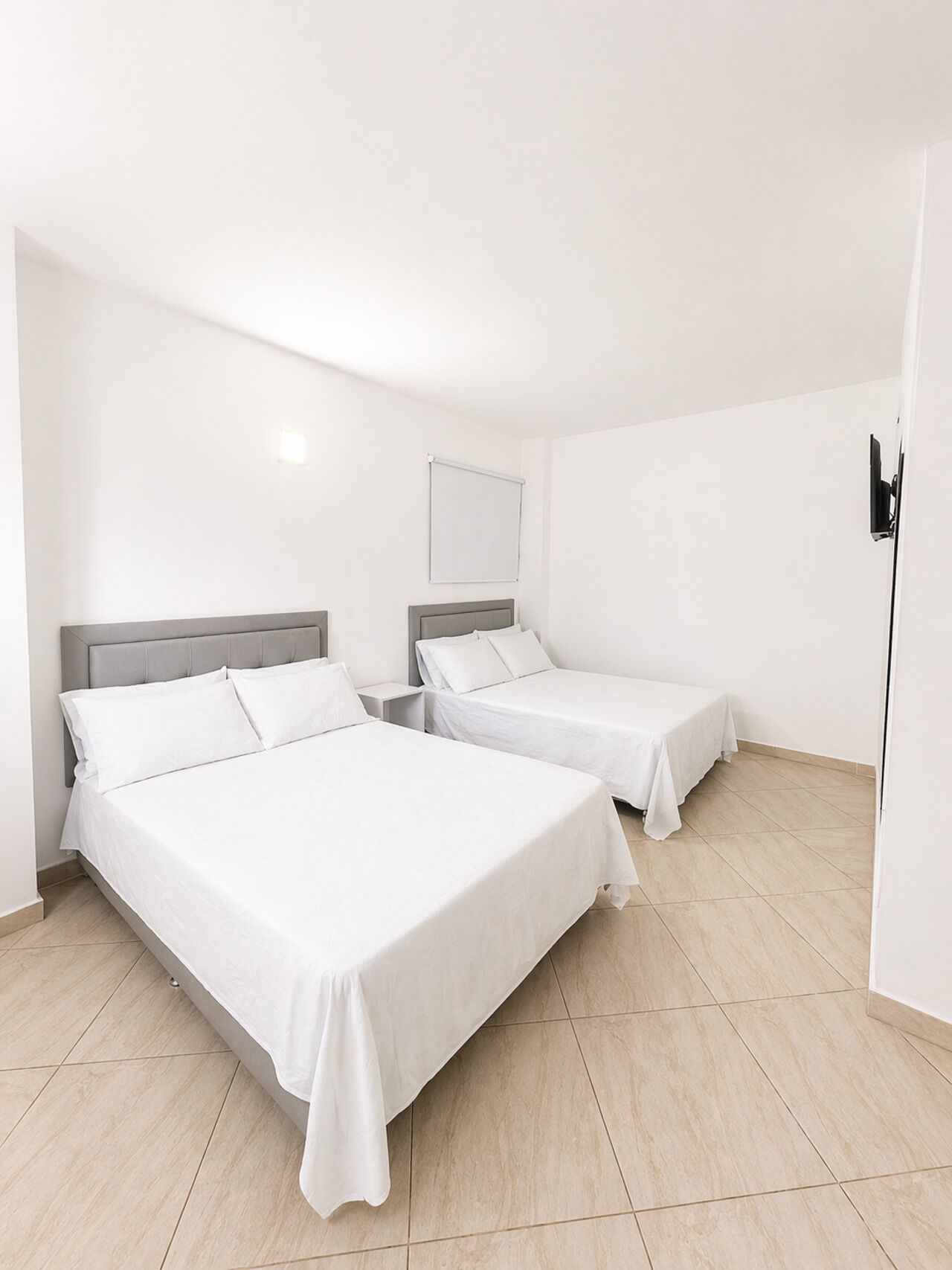Habitación empresarial, 2 camas matrimoniales, servicio de limpieza | 1 habitación, decoración personalizada y muebles diferentes 