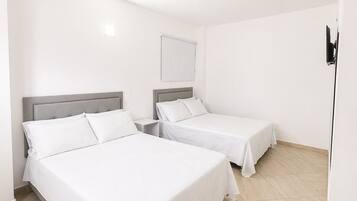 Habitación empresarial, 2 camas matrimoniales, servicio de limpieza | 1 habitación, decoración personalizada y muebles diferentes