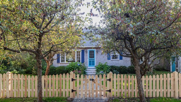 A house with a blue door and a wooden picket fence. - Beachmore-Steps to Sandy Beach (Biddeford)