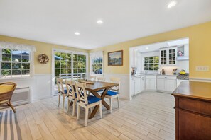 Dining - Beachmore-Steps to Sandy Beach (Biddeford)