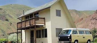 Goldbug Hot Springs Getaway, Cozy Cabin Great for Hot Springs, Fishing & Hunting!