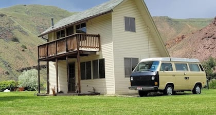 Goldbug Hot Springs Getaway, Cozy Cabin Great for Hot Springs, Fishing & Hunting!