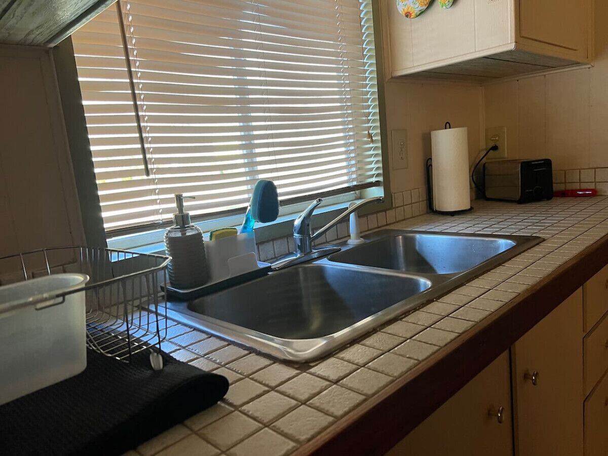 Refrigerador, microondas, tostadora, utensilios de cocina