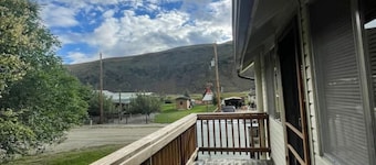 Goldbug Hot Springs Getaway, Cozy Cabin Great for Hot Springs, Fishing & Hunting!