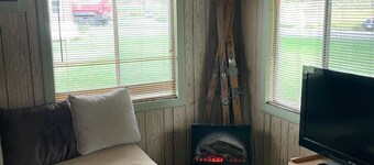 Goldbug Hot Springs Getaway, Cozy Cabin Great for Hot Springs, Fishing & Hunting!