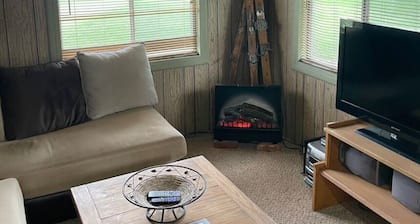 Goldbug Hot Springs Getaway, Cozy Cabin Great for Hot Springs, Fishing & Hunting!