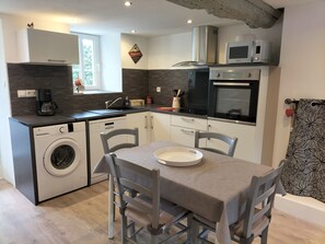 Een koelkast, een magnetron, een oven, een kookplaat