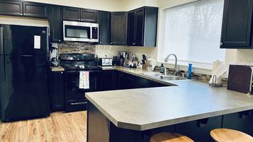 Réfrigérateur, micro-ondes, four, plaque de cuisson