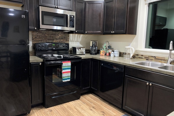 Køleskab, mikrobølgeovn, ovn, kogeplade