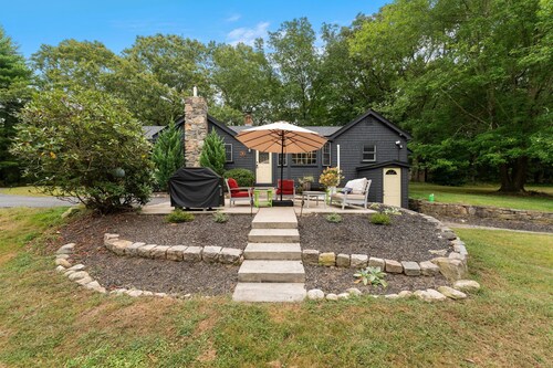 Peaceful Oasis minutes to T.F. Green International Airport, Main Street & more