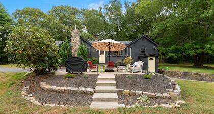 Peaceful Oasis minutes to T.F. Green International Airport, Main Street & more