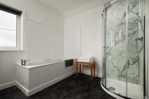 Haartrockner, Handtücher, Seife, Toilettenpapier