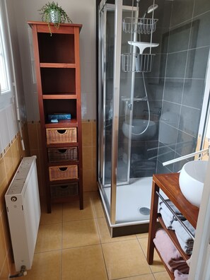 Dusche, Haartrockner, Handtücher, Seife
