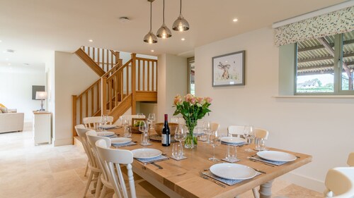 Owls Nest Barn - sleeps 9 guests  in 4 bedrooms