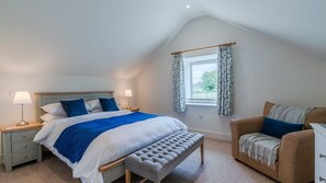 4 bedrooms, iron/ironing board, travel cot, free WiFi - Owls Nest Barn - sleeps 9 guests  in 4 bedrooms (Harescombe)