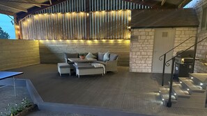 Outdoor dining - Owls Nest Barn - sleeps 9 guests in 4 bedrooms (Harescombe)