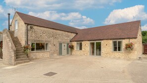 Exterior - Owls Nest Barn - sleeps 9 guests in 4 bedrooms (Harescombe)