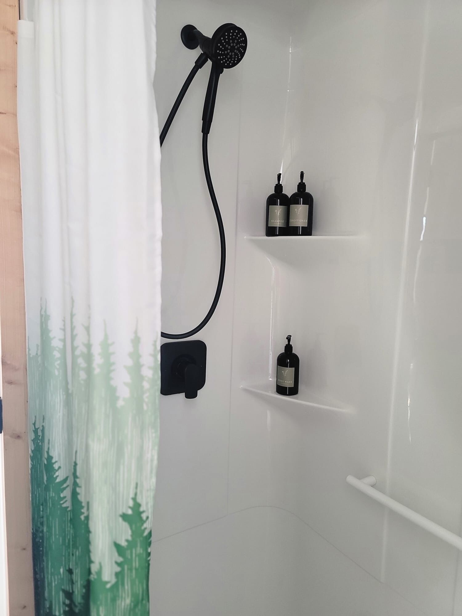 Douche, articles de toilette écologiques, sèche-cheveux