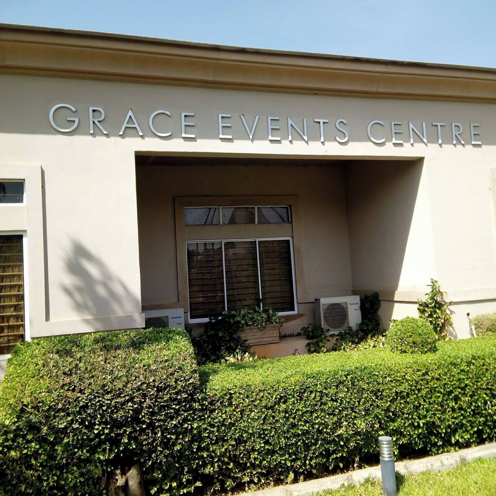 Grace Events Centres facade med tydelig indgang, klimaanlæg og velplejede grønne områder.