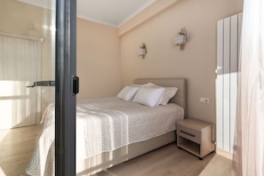 Apartemen Deluks | Meja kerja, tirai kedap cahaya, kedap suara, dan setrika/meja setrika