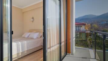 Deluxe Apartment | Desk, blackout drapes, soundproofing, iron/ironing board