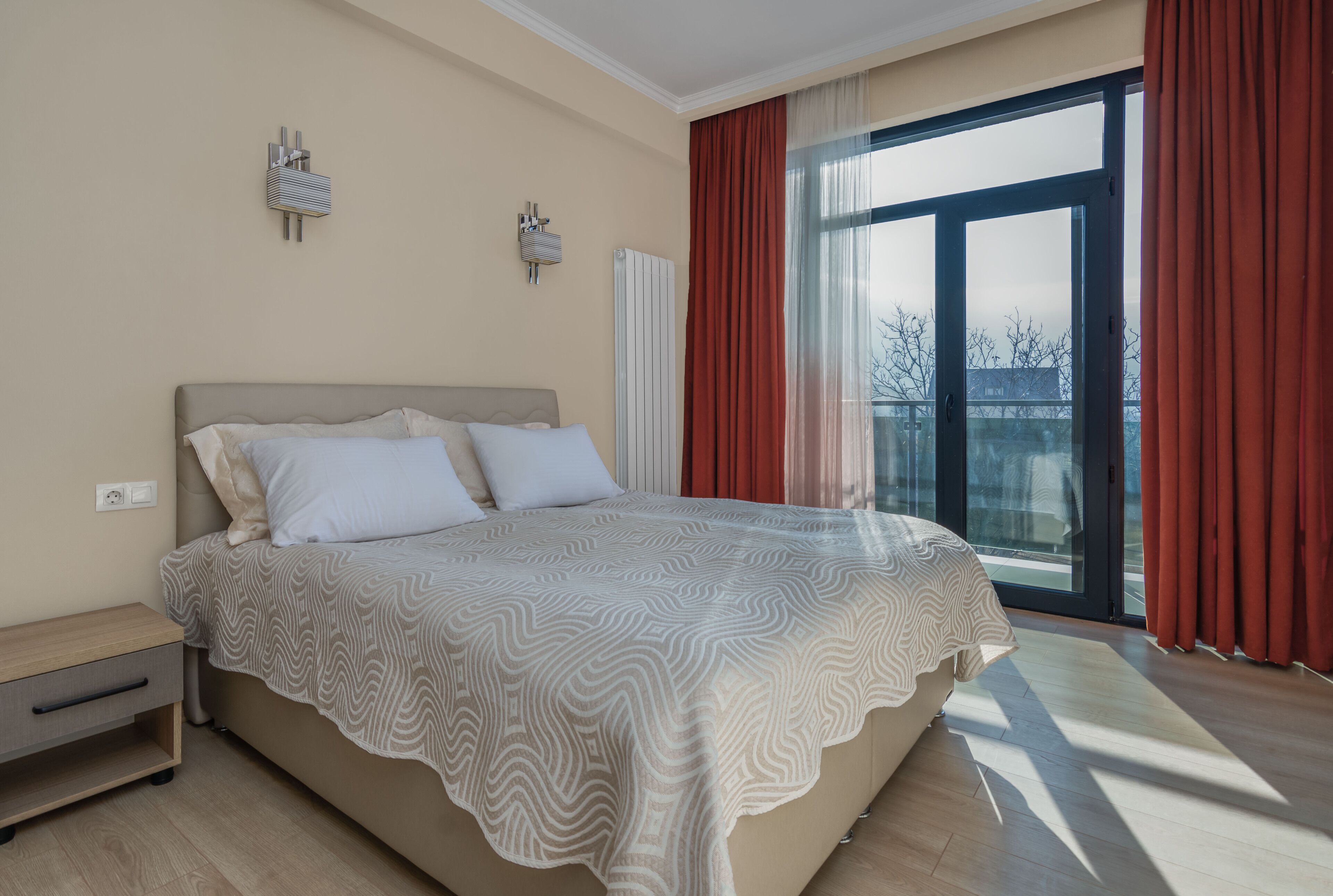 Deluxe Apartment | Desk, blackout curtains, soundproofing, iron/ironing board