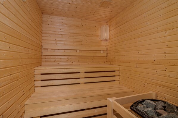 Una sauna con paredes y bancos de madera.