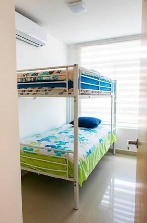 3 bedrooms, desk, WiFi, bed sheets