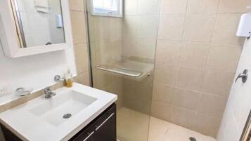 Ducha, toallas, jabón y papel higiénico