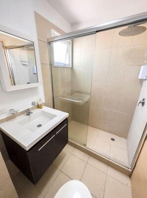 Douche, serviettes fournies, savon, papier toilette