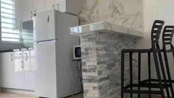 Køleskab, mikrobølgeovn, kaffe-/temaskine, brødrister