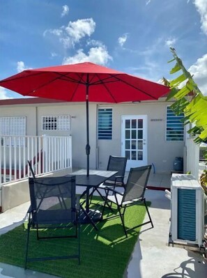 Outdoor dining - The Butterfly Suite Apt. A (Carolina)