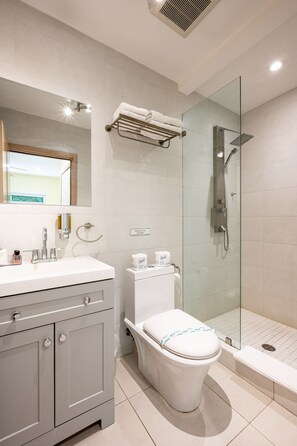 Departamento Confort | Baño | Secadora de cabello, toallas, papel de baño