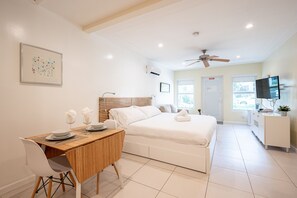 Honeymoon Studio | Living area | 43-inch flat-screen TV with cable channels - CASA DEL MAR HOLLYWOOD (Hollywood)