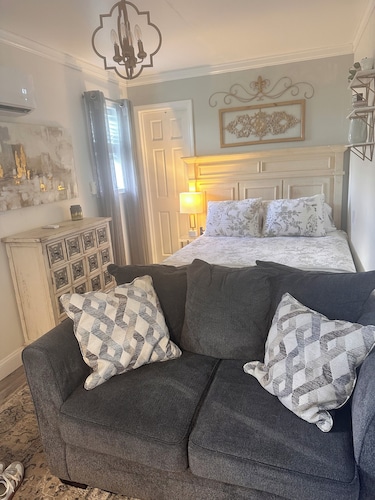 Cozy studio apartment just outside of Hattisburg in a country setting!