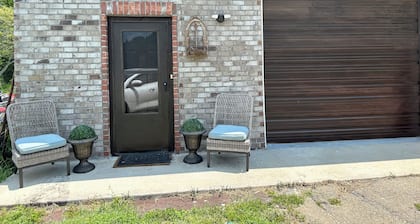 Cozy studio apartment just outside of Hattisburg in a country setting!