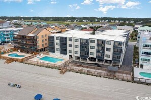 Ett hotell med flera våningar, en pool på taket, ett läge vid stranden och utsikt över det omgivande området.
