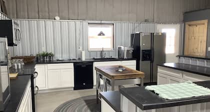 Barndominium in Oklahoma. Premier hunting and cozy country living!